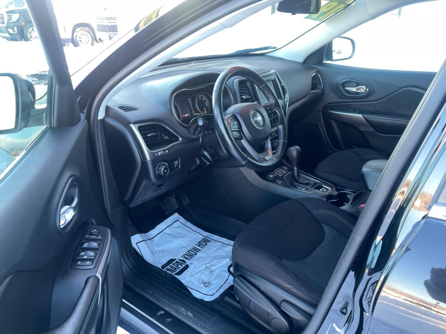 2019 Black /charcoal cloth Jeep Cherokee Latitude 4WD (1C4PJMCB9KD) with an 2.4L L4 DOHC 16V engine, 9A transmission, located at 1960 Industrial Drive, Wasilla, 99654, (907) 274-2277, 61.573475, -149.400146 - Photo#10